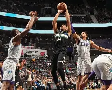 九游娱乐-密尔沃基雄鹿发布备战花絮，今夜临场应变，社区盾任务艰巨，资深球员宣示担当(密尔沃基雄鹿队)