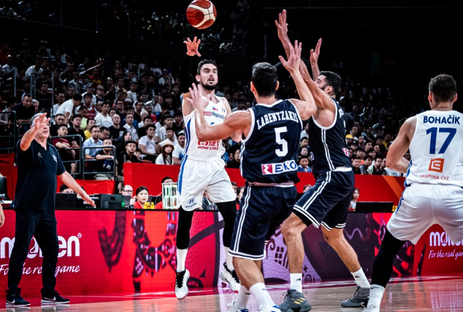 九游体育app-山东泰山球迷高举事件始末是什么